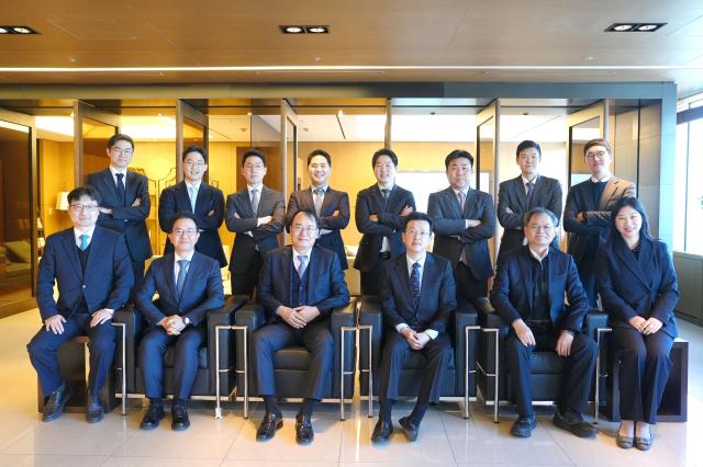 좌측 앞줄부터전재우∙이오영 변호사 홍승구 건설공공조달그룹장 박근배∙정경인∙석아림 변호사 좌측 뒷줄부터 이동훈∙전병호∙김지성∙박영상∙김성호∙조준오∙이눈솔∙강철준 변호사 사진법무법인유 화우
