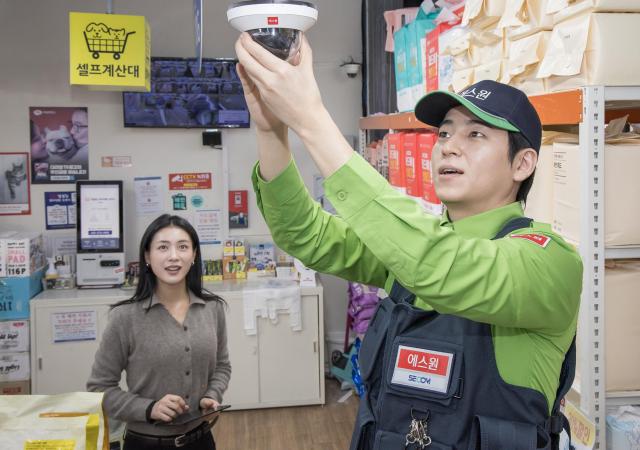 에스원 직원이 무인 매장에 설치된 AI CCTV 상태를 점검하고 있다 사진에스원