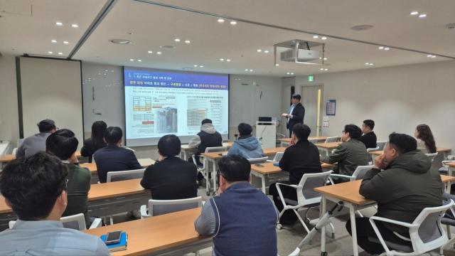 삼표그룹은 지난 27일 광화문 이마빌딩 6층 비즈니스센터에서 임직원을 대상으로 한
‘건설재료 품질확보를 위한 건설 트렌드’라는 주제로 특별 강연을 진행했다 사진 제공삼표그룹