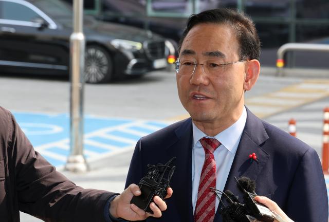 주호영 국회부의장이 지난 27일 서울 양천구 서울남부지방법원에서 자신을  6·3 지방선거 공천에서 배제컷오프한 국민의힘 공천관리위원회 결정 효력을 정지해 달라며 낸 가처분 신청 심문에 출석하며 취재진 질문에 답하고 있다 사진연합뉴스