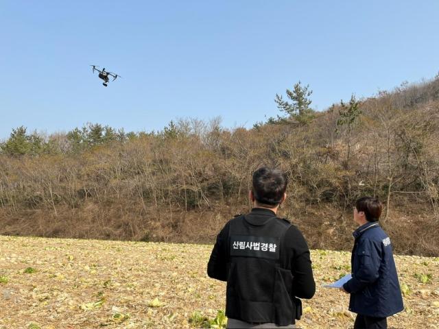 전라남도는 봄철 산불 위험 증가에 대응해 오는 5월 31일까지 드론을 이용한 산림 내 불법행위 특별단속에 나선다사진전남도