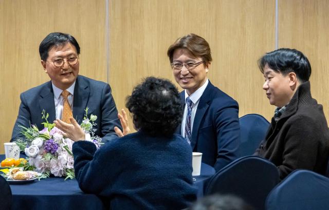 지난 28일 오전 박상신 DL이앤씨 대표이사 부회장왼쪽 첫 번째이 경기 성남 소재 상대원2구역 사업설명회장을 찾아 조합원에게 사업 조건을 직접 설명하고 있다 사진DL이앤씨