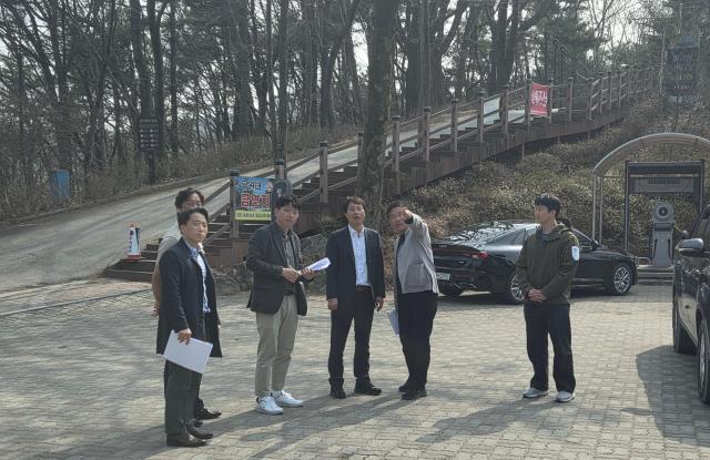 전상욱 부군수왼쪽 네 번째가 주요 관광시설을 답사하면서 강희선 관광진흥과장오른쪽 두 번째로부터 현황 설명을 듣고 있다사진청양군