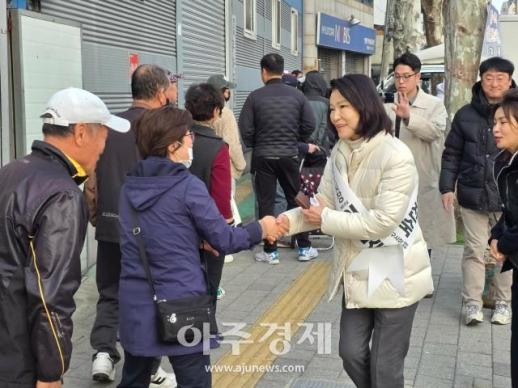 흰옷 입은 이진숙 vs 법원 향한 주호영…대구 보수 분열 현실화