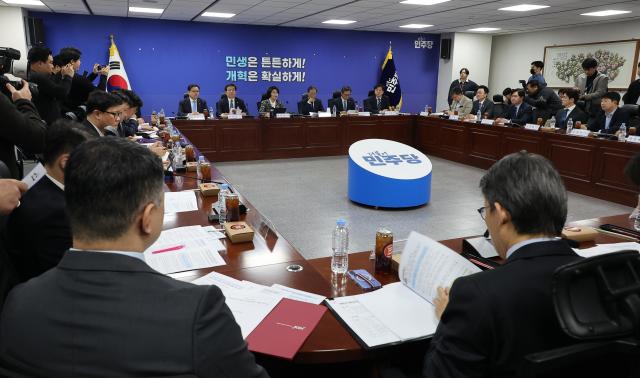 더불어민주당 한정애 정책위의장이 30일 국회 의원회관에서 열린 중동전쟁 경제 대응 특별위원회 첫 회의에서 발언하고 있다사진연합뉴스