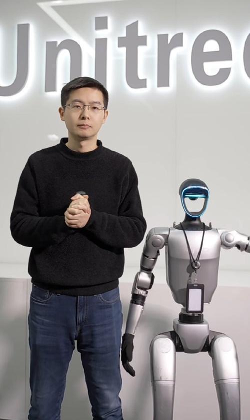 유니트리 창업주 왕싱싱이 자사 휴머노이드 로봇 G1과 기념사진을 촬영하고 있다 사진웨이보