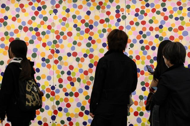 3월 26일, 서울 종로구 국립현대미술관에서 열린 데미안 허스트 회고전에서 관람객들이 “스팟 페인팅” 작품을 감상하고 있다. (사진: 유나현, 20260326)
