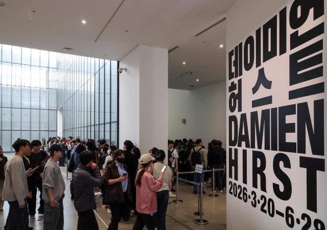 3월 26일, 서울 종로구에 위치한 국립현대미술관에서 열린 데미안 허스트 회고전 입장을 위해 관람객들이 줄을 서서 기다리고 있다. (사진: AJP 유나현, 20260326)