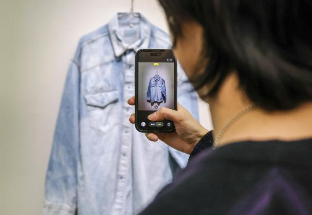 A visitor photographs “Self Portrait” at the National Museum of Modern and Contemporary Art Seoul in Jongno District Seoul during the retrospective exhibition of Damien Hirst on March 26 AJP Yoo Na-hyun 20260326