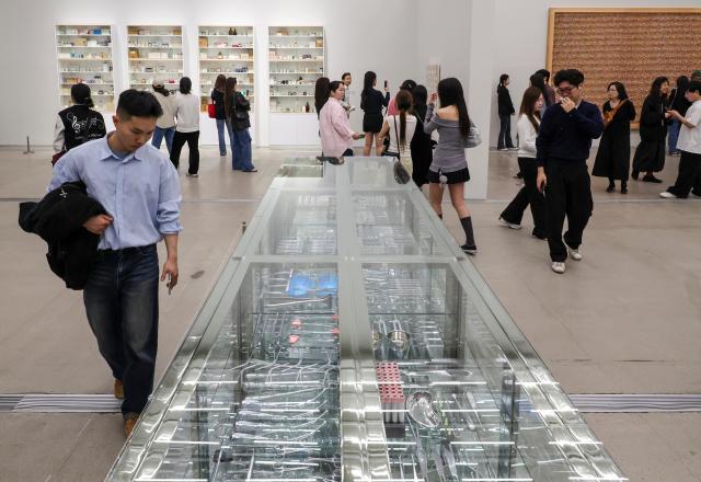 Visitors look around the retrospective exhibition of Damien Hirst at the National Museum of Modern and Contemporary Art Seoul in Jongno District Seoul on March 26 AJP Yoo Na-hyun AJP Yoo Na-hyun