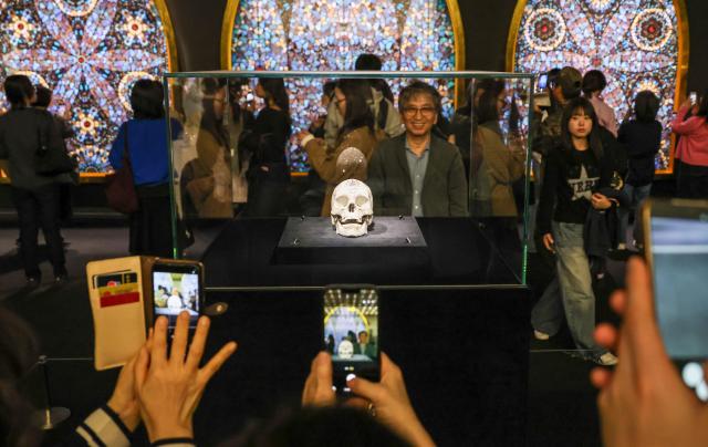 Visitors look around the retrospective exhibition of Damien Hirst at the National Museum of Modern and Contemporary Art Seoul in Jongno District Seoul March 26 AJP Yoo Na-hyun 20260326