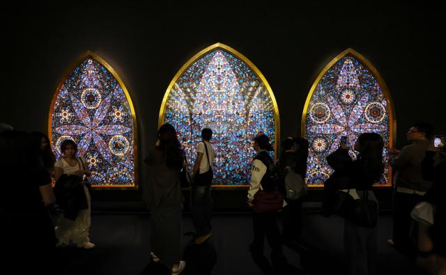 Visitors look around the retrospective exhibition of Damien Hirst at the National Museum of Modern and Contemporary Art Seoul in Jongno District Seoul March 26 AJP Yoo Na-hyun 20260326