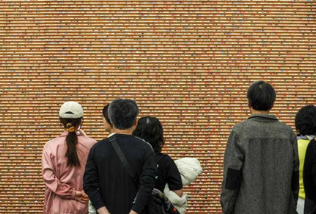 Visitors look around the retrospective exhibition of Damien Hirst at the National Museum of Modern and Contemporary Art Seoul in Jongno District Seoul March 26 AJP Yoo Na-hyun 20260326