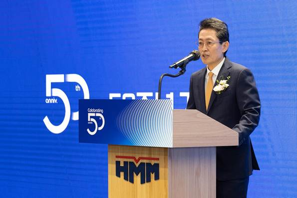 24일 HMM 여의도 본사에서 개최된 HMM 50주년 기념식에서 최원혁 대표가 새로운 비전을 선포하고 있는 모습이다 사진HMM