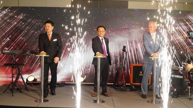 왼쪽부터 이영한 총지배인 이택종 회장 벤 아시아퍼시픽 부사장이 오프닝 세리모니를 선보이고 있다 사진윈덤 고성