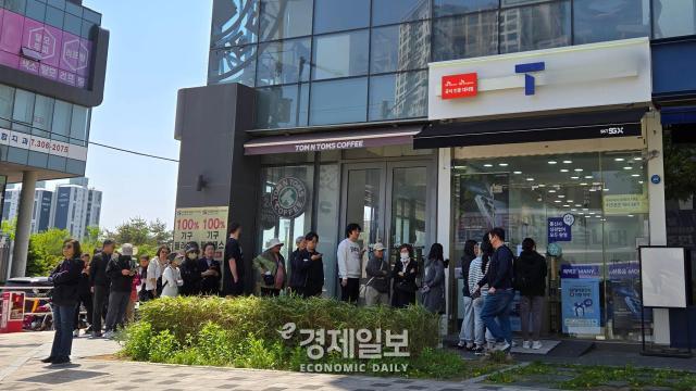 지난해 4월 오후 서울의 한 SK텔레콤 대리점 앞에 줄을 서서 유심 교체를 기다리고 있다 사진유대길 기자