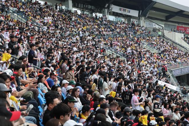 일 서울 송파구 잠실야구장에서 열린 프로야구 2026 KBO리그 kt wiz와 LG 트윈스의 경기에서 관중들이 응원전을 펼치고 있다