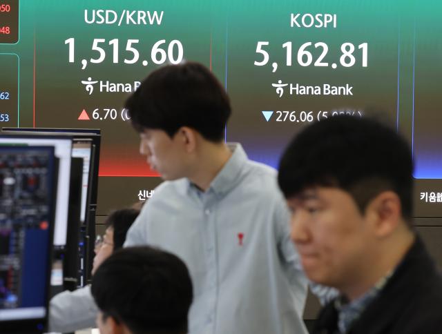 30일 오전 서울 중구 하나은행 본점 딜링룸 전광판에 코스피와 환율이 표시돼 있다 이날 코스피는 장초반 5대 급락해 출발 원달러 환율은 45원 오른 15134원에 개장했다 사진연합뉴스