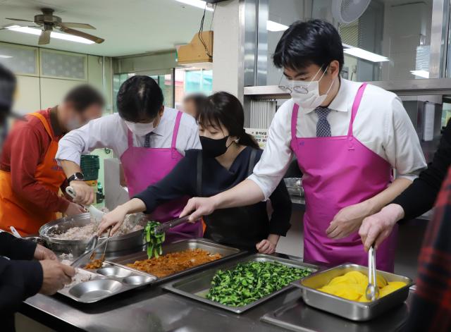오른쪽부터유명기·정예빈·전재기 변호사 등 대륙아주 봉사동호회 다온 회원들이 30일 서울 서초구 방배동에 있는 사랑의 식당에서 배식 봉사를 하고 있다 사진법무법인 대륙아주