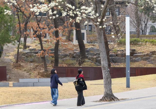 Students walk across the field at Yonsei University in Seodaemun District Seoul enjoying the mild spring weather on March 30 AJP Yoo Na-hyun 20260330