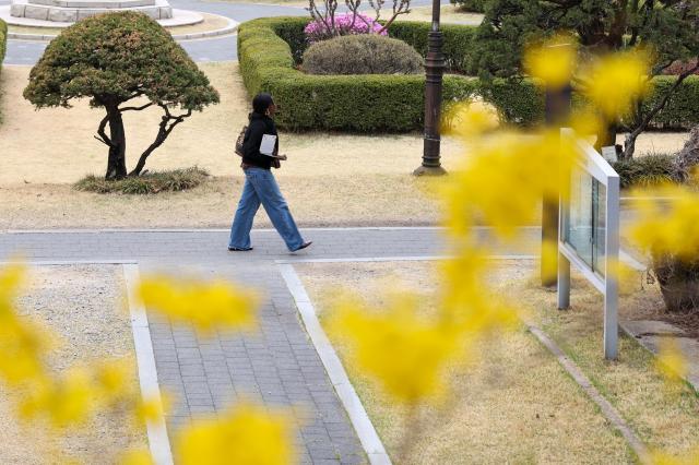  Students walk across the field at Yonsei University in Seodaemun District Seoul enjoying the mild spring weather on March 30 AJP Yoo Na-hyun 20260330