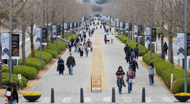 Students walk across the field at Yonsei University in Seodaemun District Seoul enjoying the mild spring weather on March 30 AJP Yoo Na-hyun 20260330