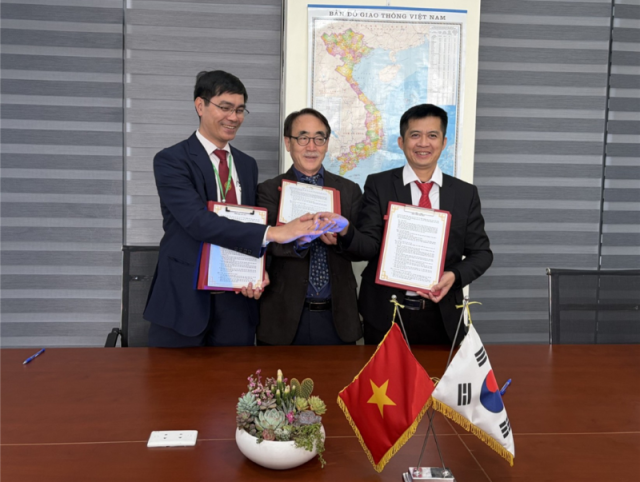 지난 2월 20일 MOU 체결식 현장에서 왼쪽부터 부이 후이 요아인Bui Huy Doanh 베트남국립농업대학교 축산학부 학장 김수기 건국대학교-KOICA 사업단KUVEC 단장 트엉 타이 깟Thuong Thai Cat 깟리Cat Ly 협동조합 이사장 사진건국대학교