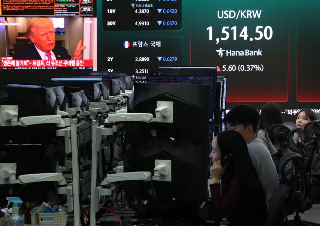 30일 서울 중구 하나은행 본점 딜링룸 전광판에 원달러 환율이 표시돼 있다 사진연합뉴스