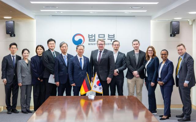 법무부 정성호 장관을 포함한 관계자들과 카스텐 뮐러 등 독일 연방의회 의원들이 30일 경기 과천시 법무부 청사에서 사진 촬영하고 있다 사진법무부