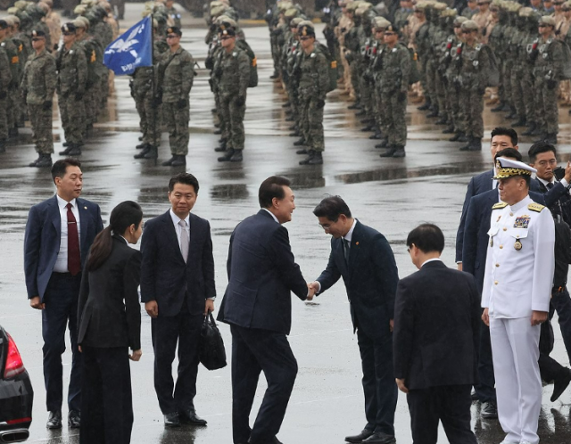 윤석열 대통령과 김건희 여사가 지난 2024년 10월 11일 성남 서울공항에서 열린 건군 76주년 국군의날 기념식에 도착해 김용현 국방부 장관 김명수 합참의장 등과 인사하고 있다 사진대통령실통신사진기자단 