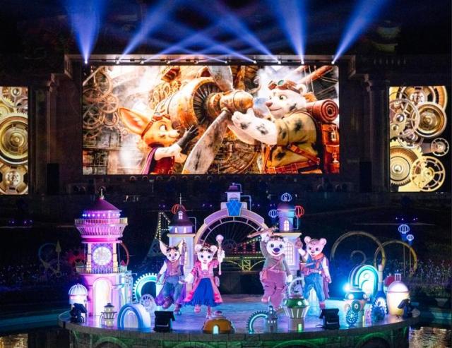 Everland’s special fireworks show, ‘Guardians of Light,’ during a performance.