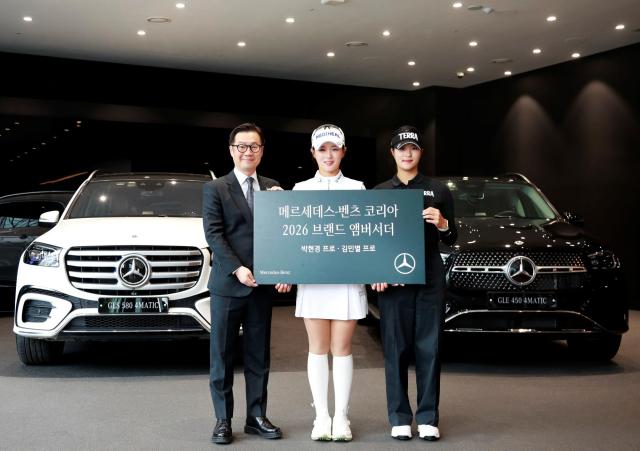 사진 왼쪽부터 메르세데스-벤츠 코리아 이상국 디지털 마케팅 및 커뮤니케이션 부문 총괄 부사장 2026년 ‘메르세데스-벤츠 브랜드 앰버서더’ KLPGA 프로골퍼 박현경 프로 김민별 프로가 HS효성더클래스 메르세데스-벤츠 안양평촌 전시장에서 기념 촬영을 진행하고 있다