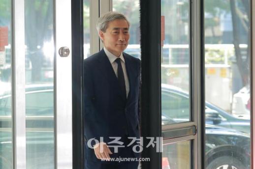 [포토] 인사청문회 준비사무실 출근하는 신현송 한은총재 후보자