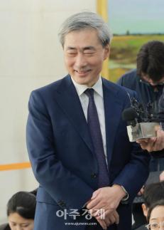 [포토] 미소 보이는 ​​​​​​​신현송 한국은행 총재 후보자