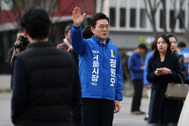 더불어민주당 서울시장 예비경선 투표 마지막 날인 지난 24일 서울 광화문광장에서 정원오 예비후보가 시민들을 향해 인사하고 있다 사진연합뉴스