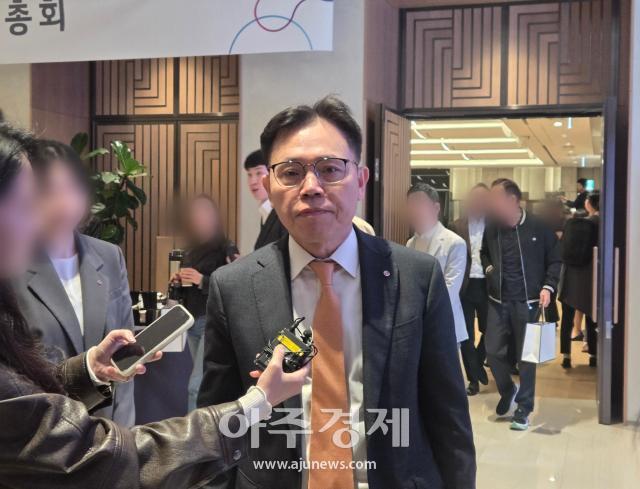 김동춘 LG화학 사장이 31일 서울 여의도 LG트윈타워에서 열린 제25기 정기주주총회 직후 기자들과 만나 질의응답을 진행하고 있다 사진신지아 기자