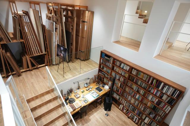 김창열 화가의 집 내부 실제 작업실을 옮겨온 모습 사진서울시