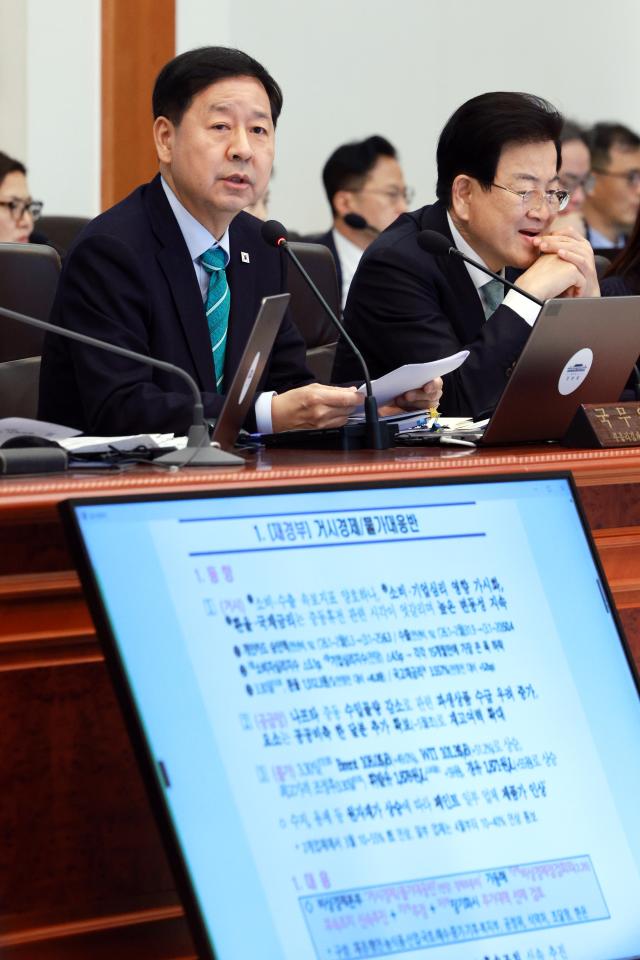 구윤철 부총리 겸 재정경제부 장관이 31일 청와대에서 열린 국무회의에서 이재명 대통령에게 중동전쟁 관련 비상국정운영 및 대응현황을 보고하고 있다사진연합뉴스