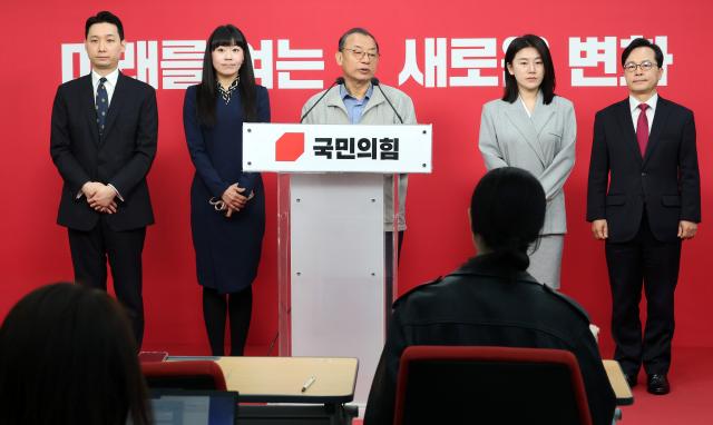 이정현 국민의힘 공천관리위원장이 31일 서울 영등포구 중앙당사에서 사퇴 의사를 밝히고 있다 사진연합뉴스