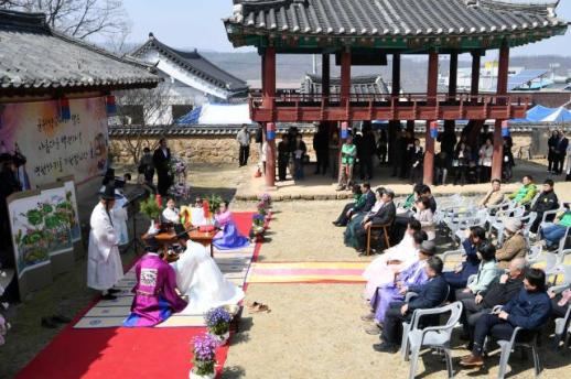 기러기 올리고 합환주 나누며 군위향교, 국경 넘은 전통혼례 개최