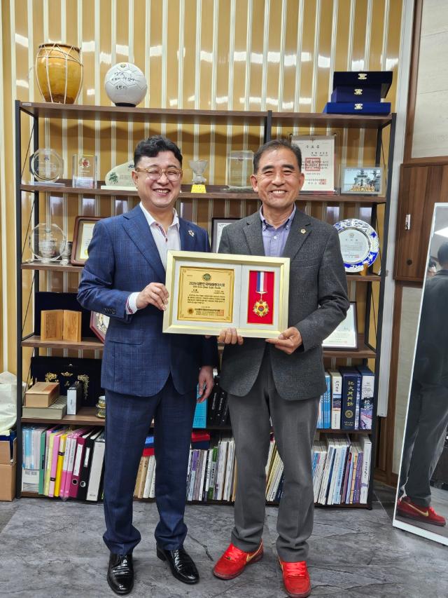 조성운 강원특별자치도의원과 본 행사의 주최 주관 준비위원장 맡은 선데이뉴스 박경순 사장왼쪽이 시상후 기념촬영을 하고 있다 사진이동원 기자