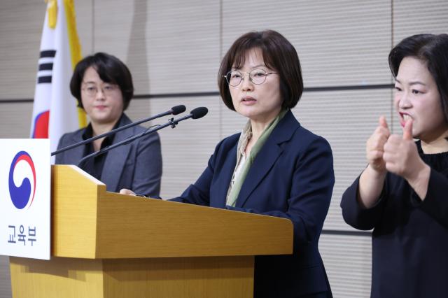 김문희 한국교육과정평가원장이 31일 세종시 정부세종청사에서 2027학년도 대학수학능력시험 출제 방향 시험관리 등 시행기본계획을 발표하고 있다 2026331 사진연합뉴스
    