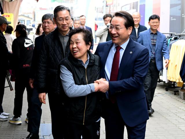 유정복 인천광역시장이 30일 동구 중앙시장을 방문해 현장을 점검하고 상인들을 격려하고 있다 사진인천시