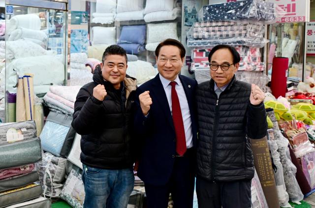 유정복 인천광역시장이 30일 동구 중앙시장을 방문해 현장을 점검하고 상인들을 격려하고 있다 사진인천시