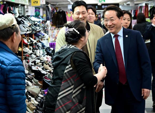 유정복 인천광역시장이 30일 동구 동인천역세권 지하도상가를 방문해 현장을 점검하고 상인들을 격려하고 있다 사진인천시