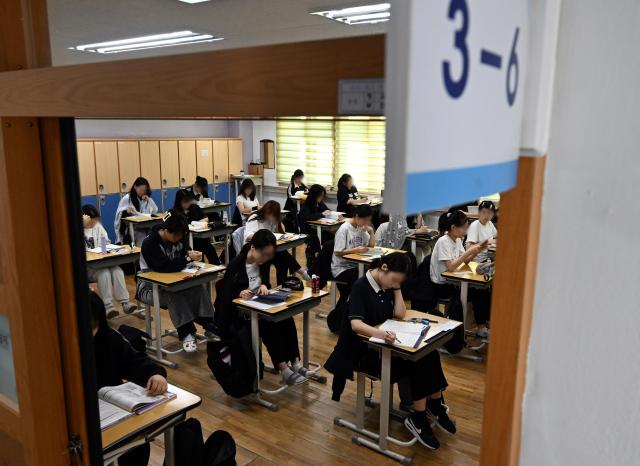 2025학년도 대학수학능력시험 6월 모의평가가 열린 4일 오전 서울 여의도여자고등학교에서 고등학교 3학년 수험생들이 1교시 국어 영역 시험 시작을 기다리고 있다 20240604사진사진공동취재단