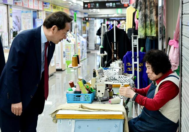 유정복 인천광역시장이 30일 동구 동인천역세권 지하도상가를 방문해 현장을 점검하고 상인들을 격려하고 있다 사진인천시