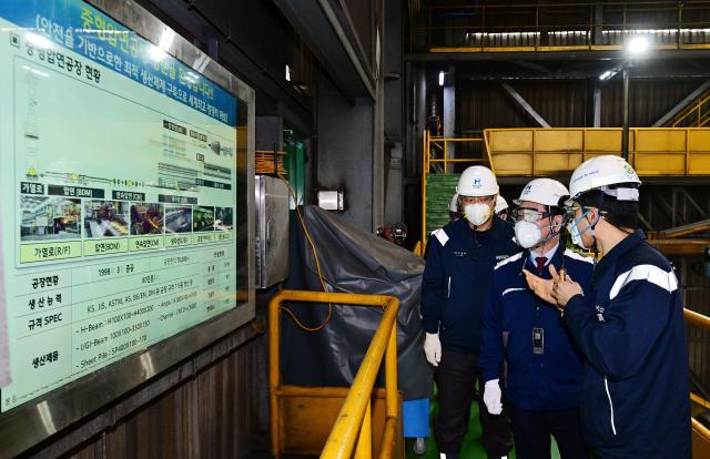 유정복 인천광역시장이 30일 동구 현대제철을 방문해 생산현장을 시찰하고 있다 사진인천시