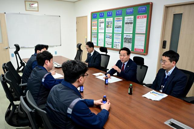 유정복 인천광역시장이 30일 동구 현대제철을 방문해 노동조합과 간담회를 갖고 있다 사진인천시