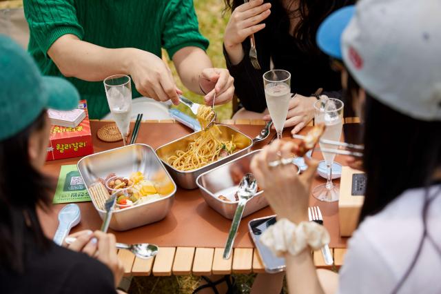 배달의민족이 지난해 6월 환경의날을 맞아 서울 여의도 한강공원에서 진행한 다회용기 피크닉 행사 사진배달의민족